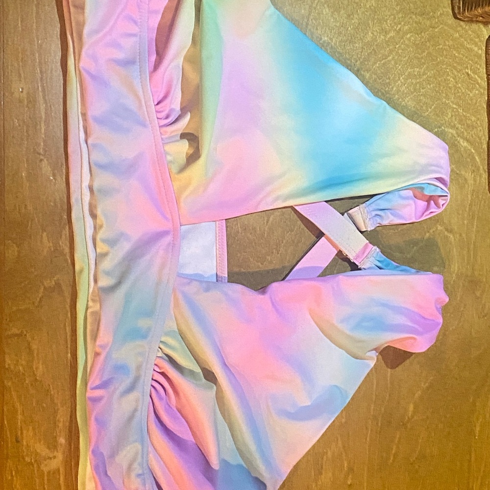 Bikini tie-dye top with criss-crossed adjustable straps.